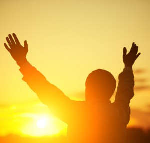 Wie Sonnenanbeter das Wetter genießen und sich trotzdem schützen können